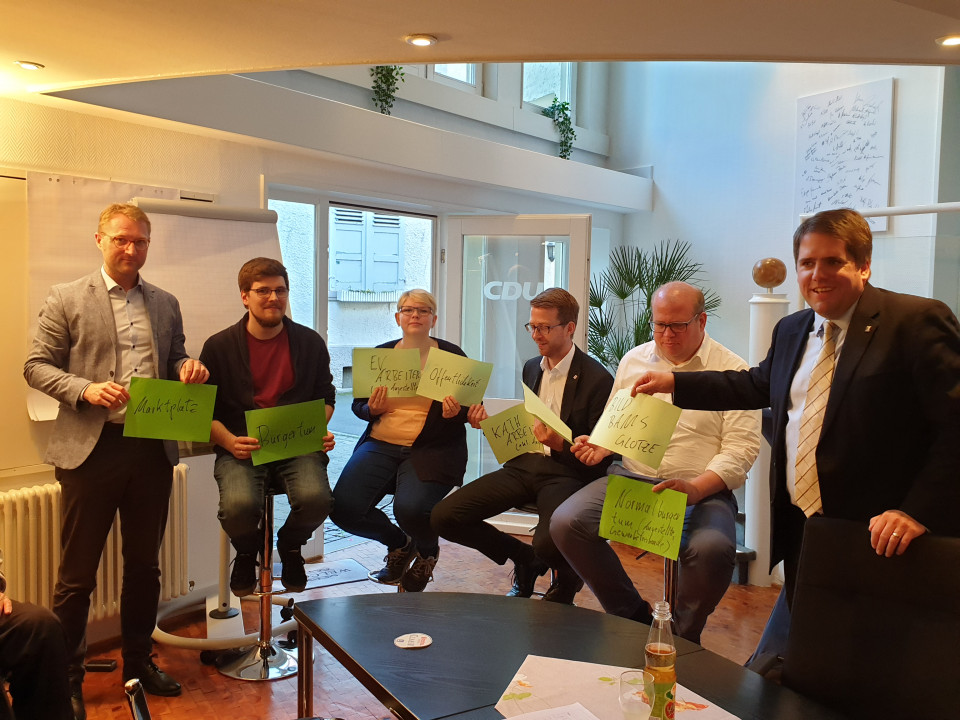 Strukturierte Diskussion zum neuen Grundsatzprogramm bei der Vogelsberger CDU mit Mitgliedern unter Moderation von CDU-Kreisvorsitzendem Dr. Jens Mischak (links) und Referent Marian Zachow (rechts)